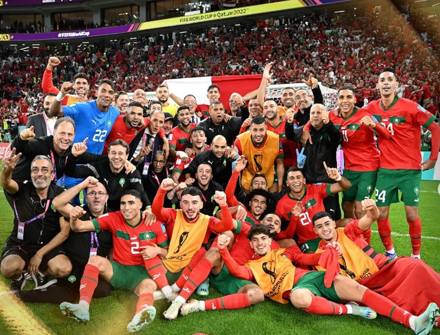 Imagem da celebração da equipe marroquina, após vencer Portugal na Copa de 2022