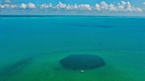 Buraco azul mais profundo do mundo é identificado em baía no México