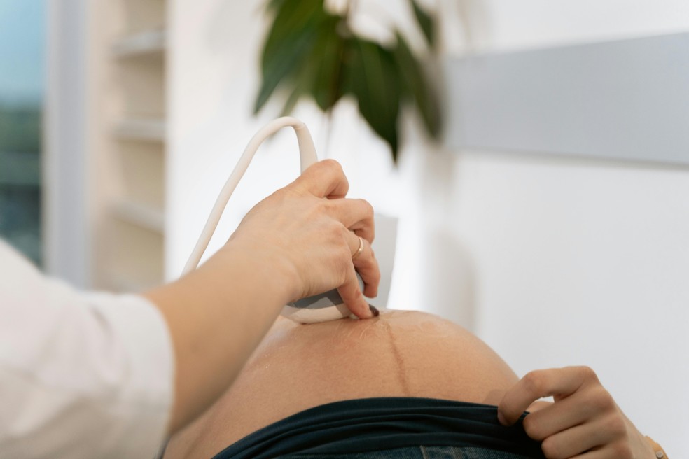 Os exames pré-natais, normalmente conduzidos a cada novo trimestre, são essenciais para detectar quaisquer riscos de complicações na saúde da gestante ou no desenvolvimento do feto — Foto: Pexels