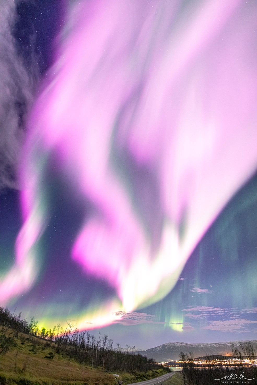 Tempestade solar causa rara aurora boreal de cor rosa Na Noruega