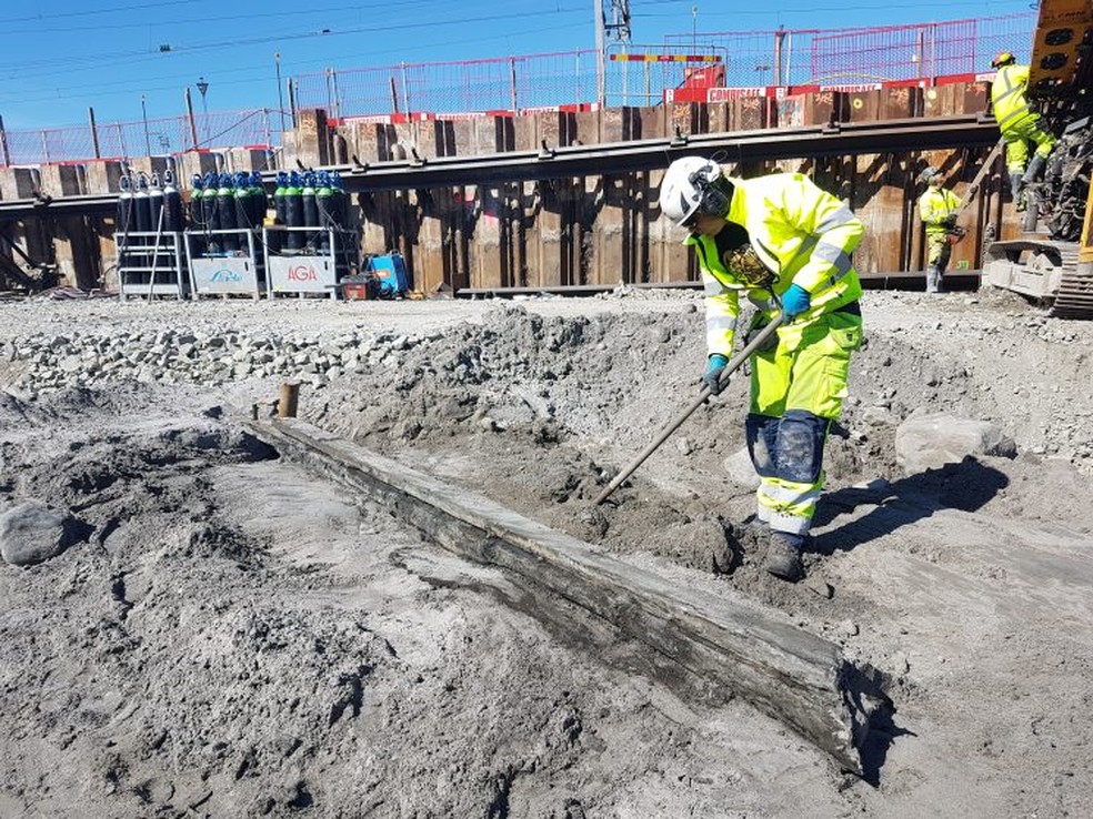 Limpeza da quilha do naufrágio do Varberg 6 — Foto: Arkeologerna CC BY