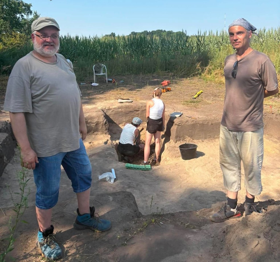 Pesquisadores escavaram diversas sepulturas da época romana antes de se depararem com o sítio funerário muito mais antigo — Foto: Universidade de Medicina de Wrocław