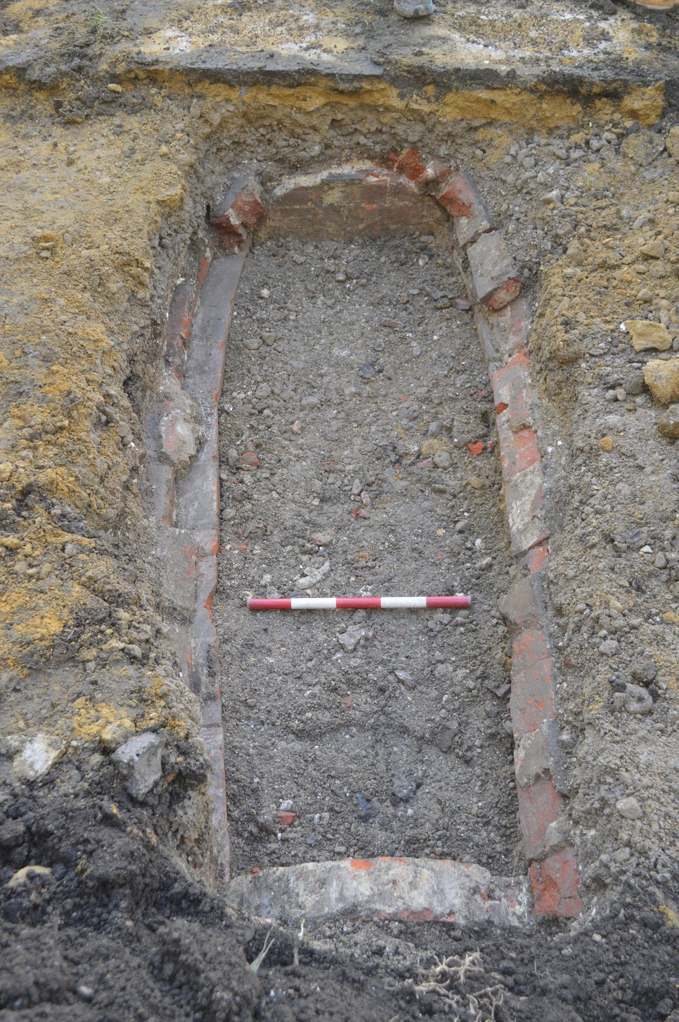 Escavação da cripta do século 18 — Foto: Canterbury Archaeological Trust/Facebook