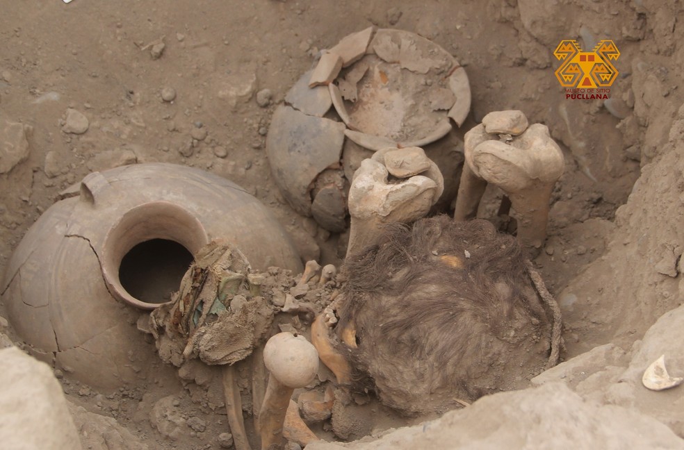 Bolsa de tecido estava na mão esquerda da múmia — Foto: Museo de Sitio Huaca Pucllana/Reprodução/Facebook