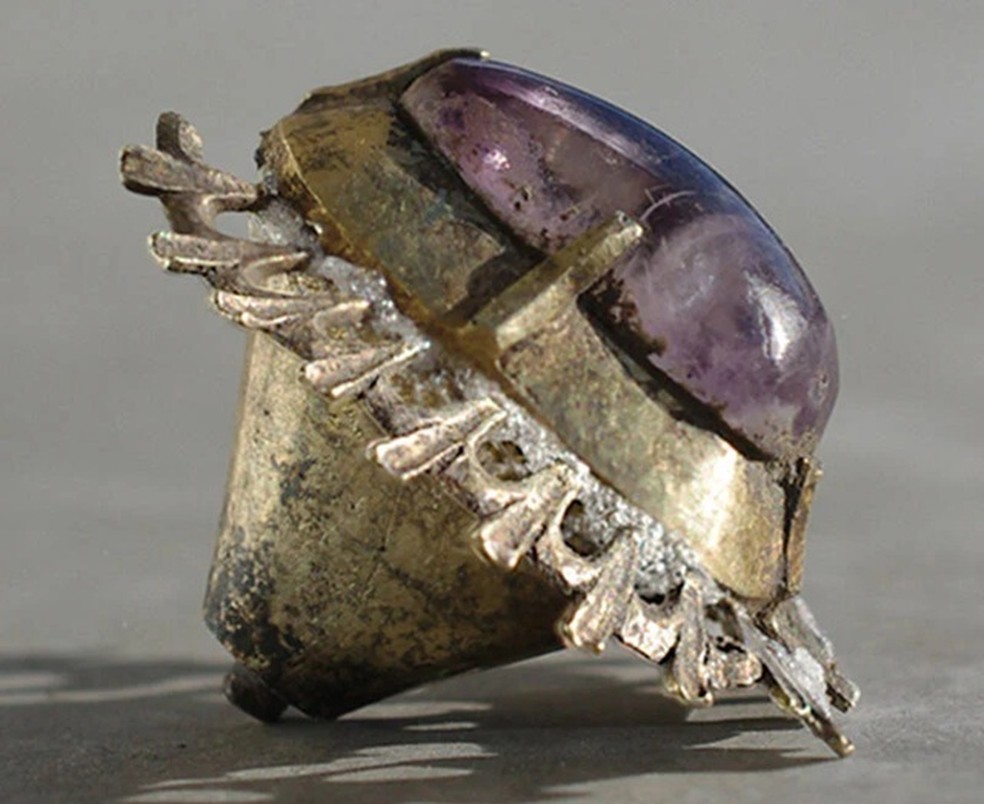 A joia pode ter feito parte de um artefato maior, como um broche ou uma coroa — Foto: Lech Marek/Antiquity