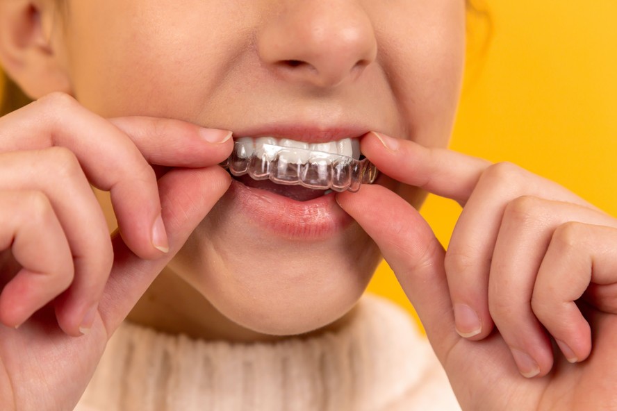 Segundo o artigo, o início ou agravamento de sintomas, como o apertar e ranger os dentes, foi relatado por 76% dos entrevistados