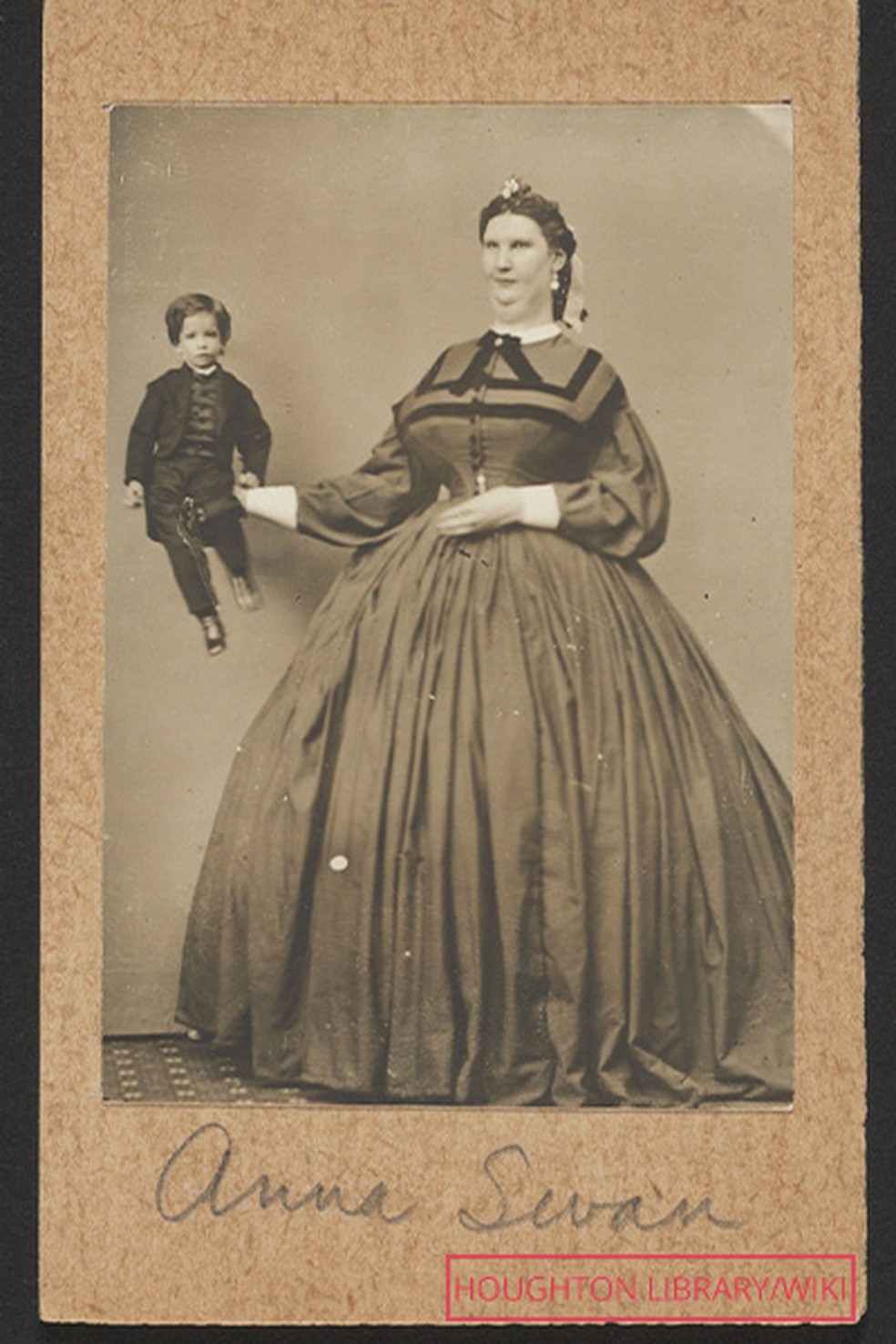 Anna Bates segurando criança não identificada — Foto: Wikimedia Commons