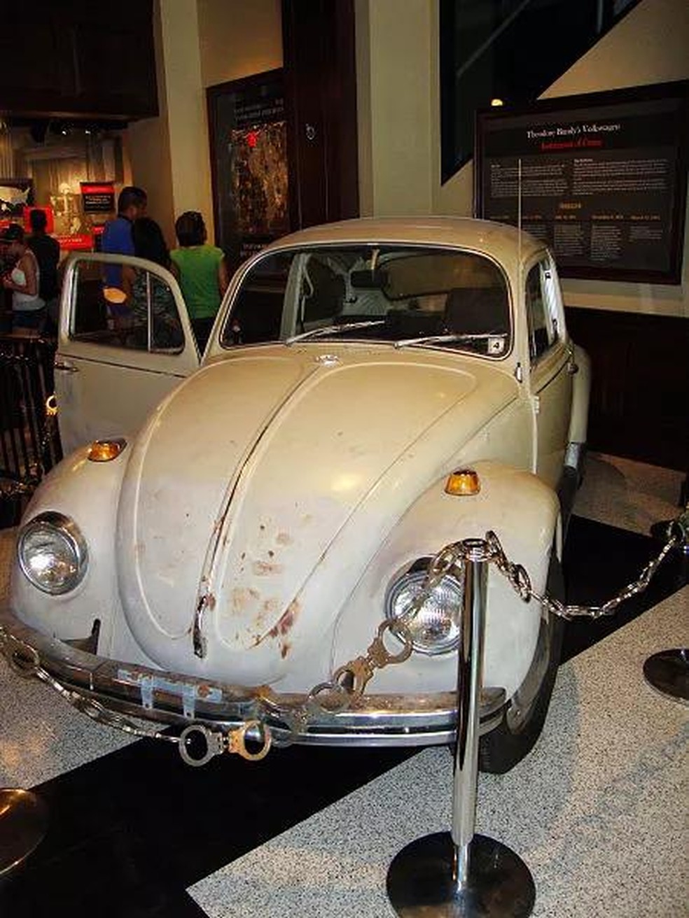 Volkswagen Beetle 1968 de Ted Bundy no qual ele cometeu muitos de seus crimes. Veículo em exposição no extinto Museu Nacional de Crime e Castigo (EUA) (Foto: Wikimedia Commons) — Foto: Galileu