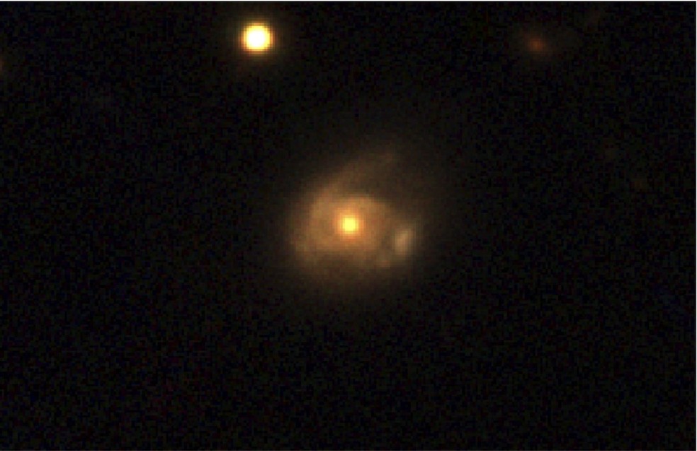 O Swift J0230 fica a mais de 500 milhões de anos-luz de distância, em uma galáxia chamada 2MASX J02301709+2836050, capturada aqui pelo telescópio Pan-STARRS no Havaí — Foto: Instituto Niels Bohr/Daniele Malesani