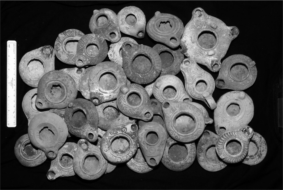 Grupo de lamparinas intactas descobertas na Gruta de Te'omim — Foto: B. Zissu no âmbito do Projeto Arqueológico Gruta de Te'omim