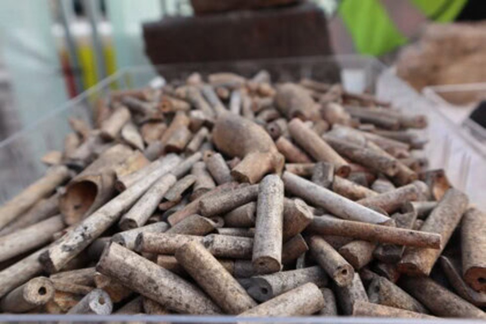 Peças de cachimbo de giz encontradas na escavação — Foto: Sara Langvik Derrick / Instituto Norueguês de Pesquisa do Patrimônio Cultural (NIKU)