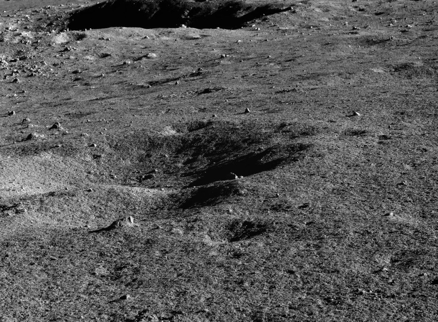 Imagem das crateras do lado escuro da Lua, tirada pelo rover Chang'e-4