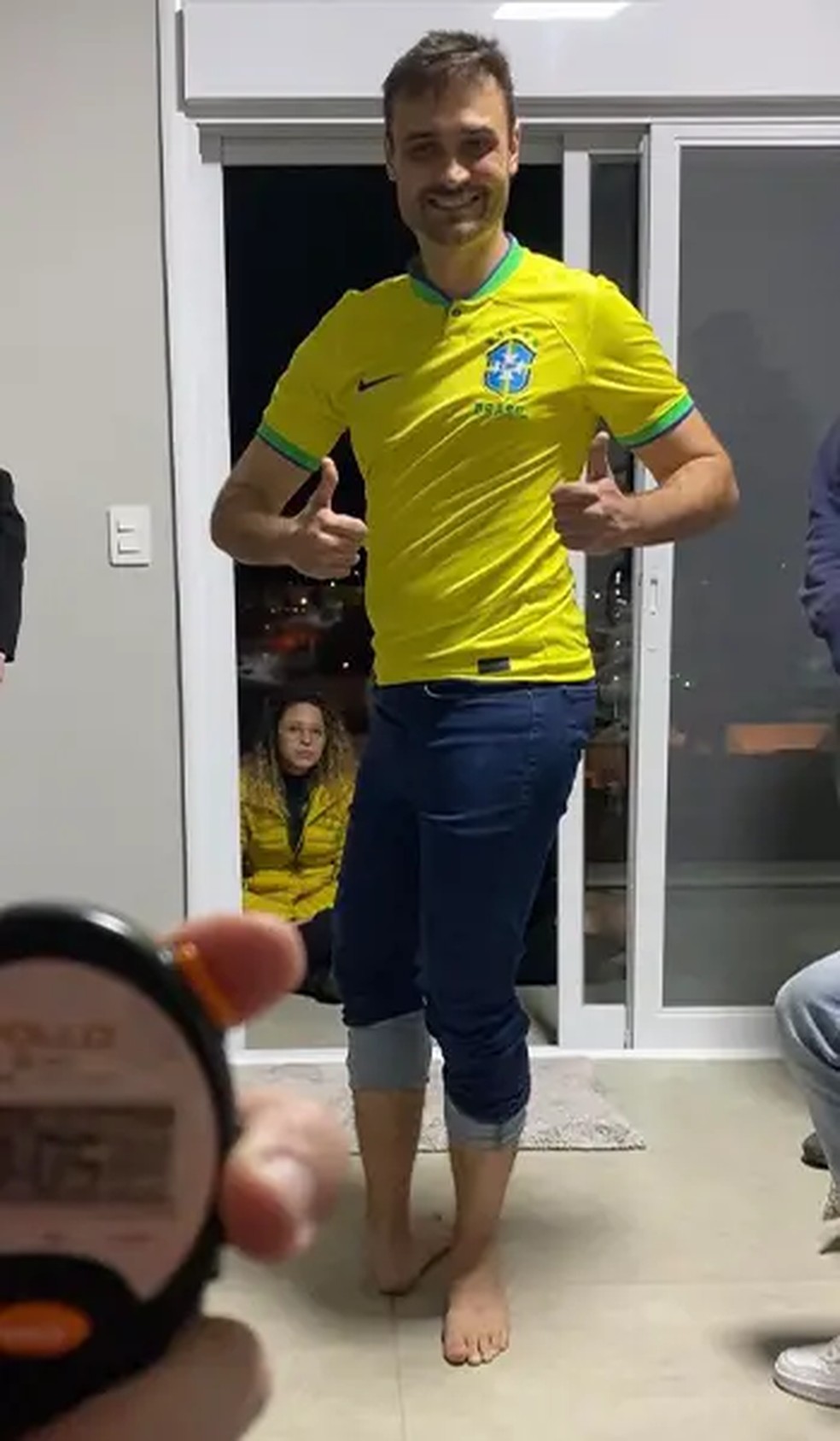 Renato girando o pé a 210 graus — Foto: Guinness World Records