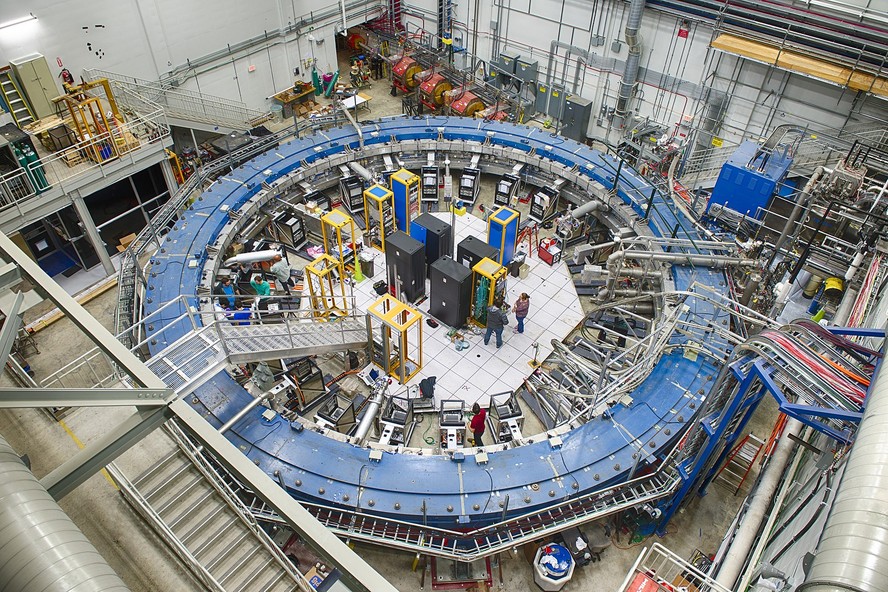 Ímã de anel de armazenamento no Fermilab. A geometria permite que um campo magnético muito uniforme seja estabelecido no anel