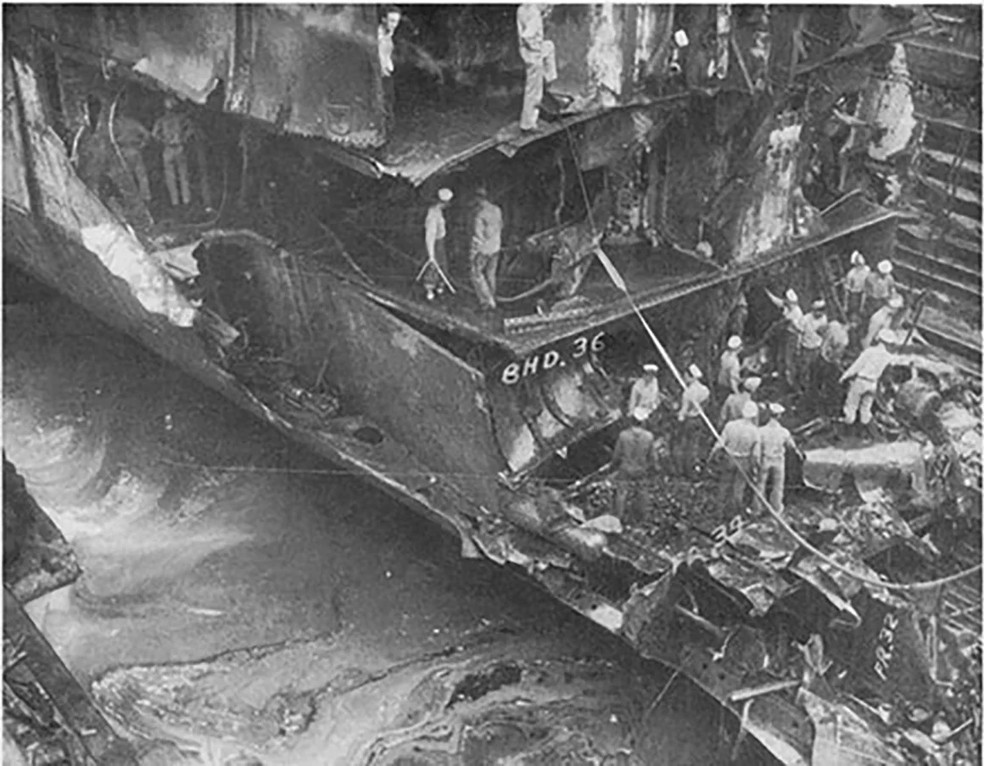 O cruzador USS New Orleans é visto em doca seca em Sydney, Austrália, em 3 de fevereiro de 1943, enquanto a tripulação limpa os destroços deixados depois que um torpedo japonês cortou sua proa. — Foto: Marinha dos EUA