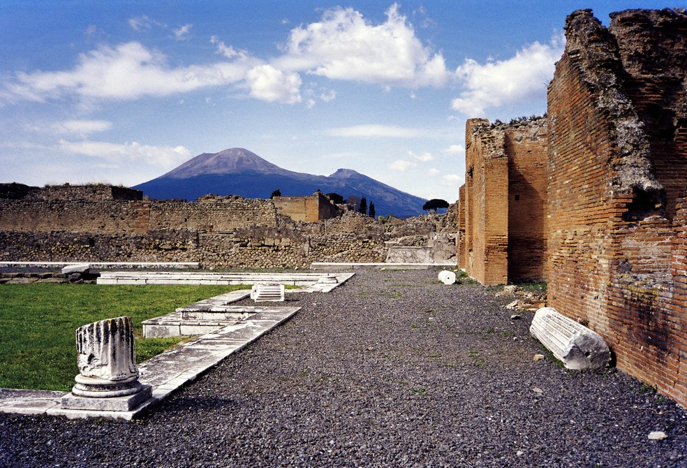 O Vesúvio visto das ruínas de Pompeia — Foto: Wikimedia Commons