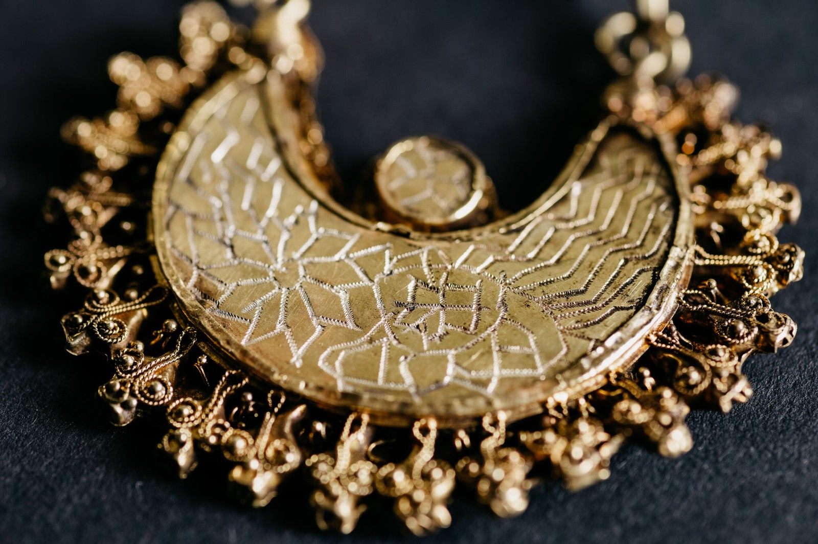 Brinco de ouro descoberto na Holanda por historiador  — Foto: Arqueologia West-Friesland/Fleur Schinning