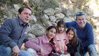 Da esquerda para a direita: Semyon Gendler, Omer Nitzan, Ziv, Noga e Oded Lipschits — Foto: Emil Aladjem/Autoridade de Antiguidades de Israel