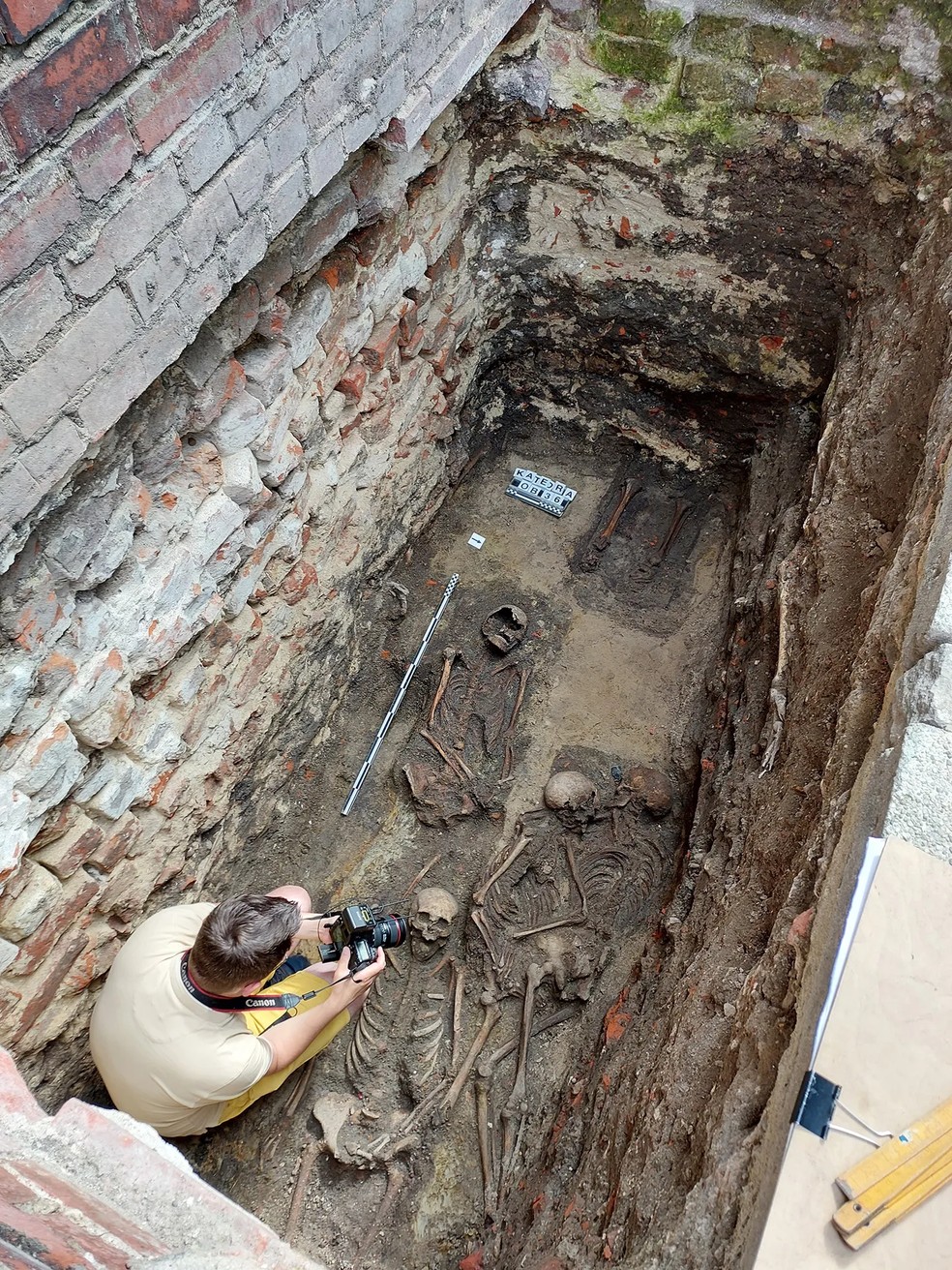 Escavações em Opole, na Polônia, revelaram múltiplos sepultamentos, incluindo os de "esqueletos abraçados" — Foto: Magdalena Przysiężna-Pizarska