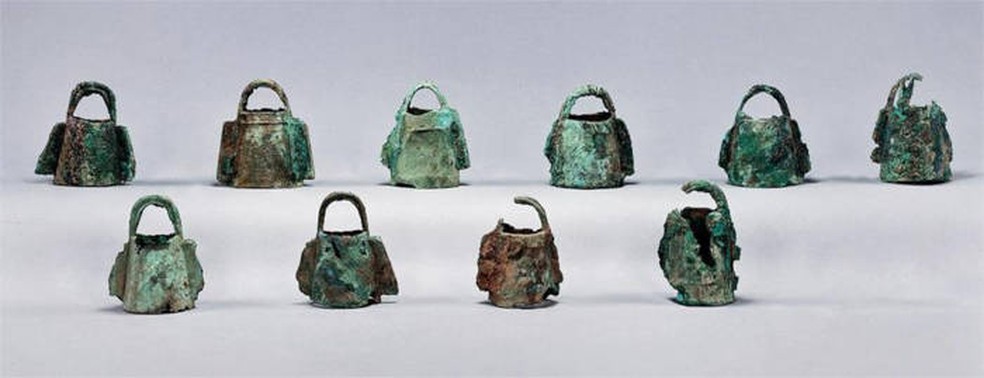 Sinos de bronze recuperados das valas comuns de Yinxu. — Foto: Instituto de Arqueologia, Academia Chinesa de Ciências Sociais