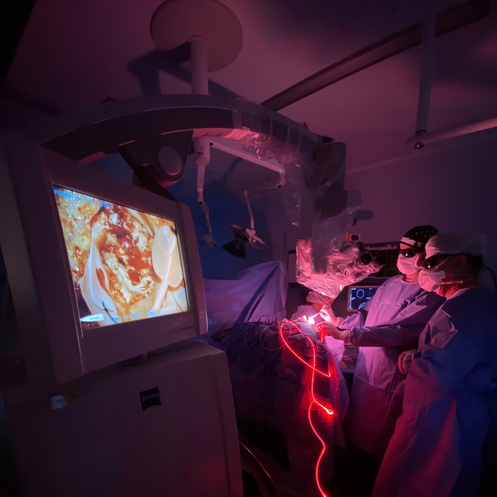 Sabrina Kuhnen passou por um procedimento de fotodinâmica intraoperatória (TFD) associada ao 5-ALA (corante farmacológico ácido 5-aminolevulínico) — Foto: Hospital INC/Divulgação