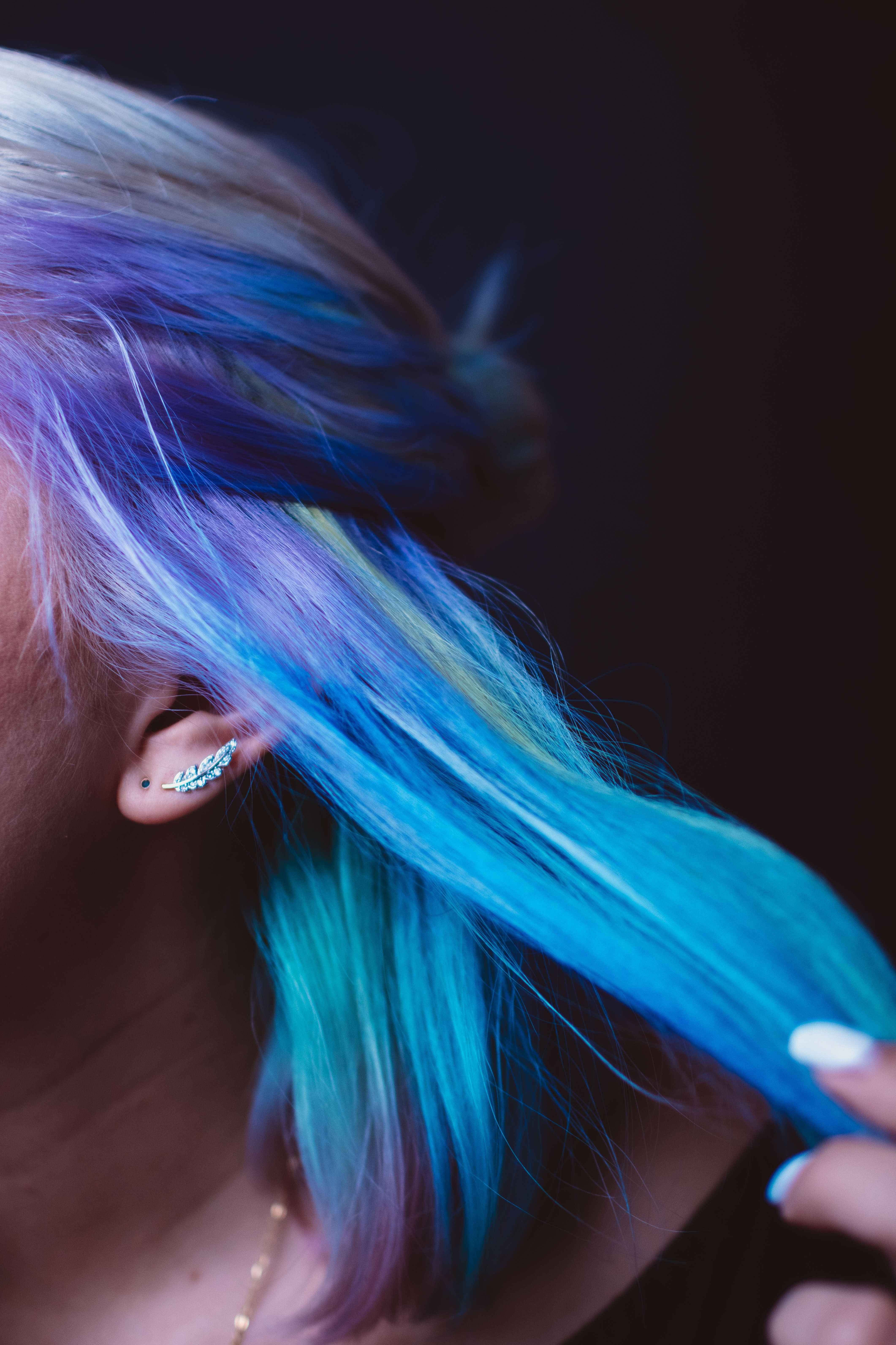 Cabelo com fios descoloridos e alisados sob luz de secador