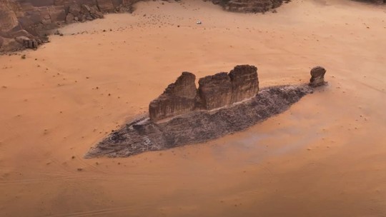 Fotógrafo se surpreende ao registrar formato de enorme rocha no deserto