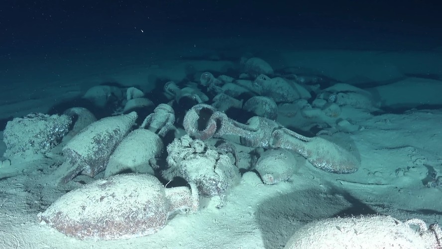 Ânforas romanas no fundo do mar são os restos de uma carga antiga, provavelmente de vinho ou azeite