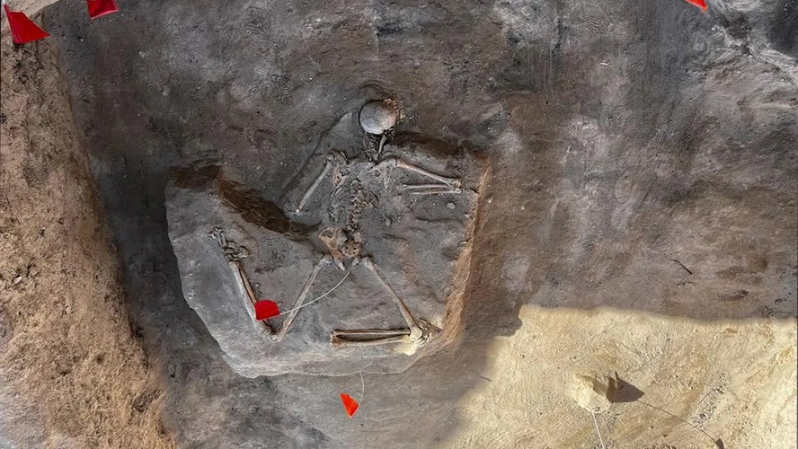 Esqueleto encontrado este ano de 2023 em uma fortaleza em Ayanis, na Turquia