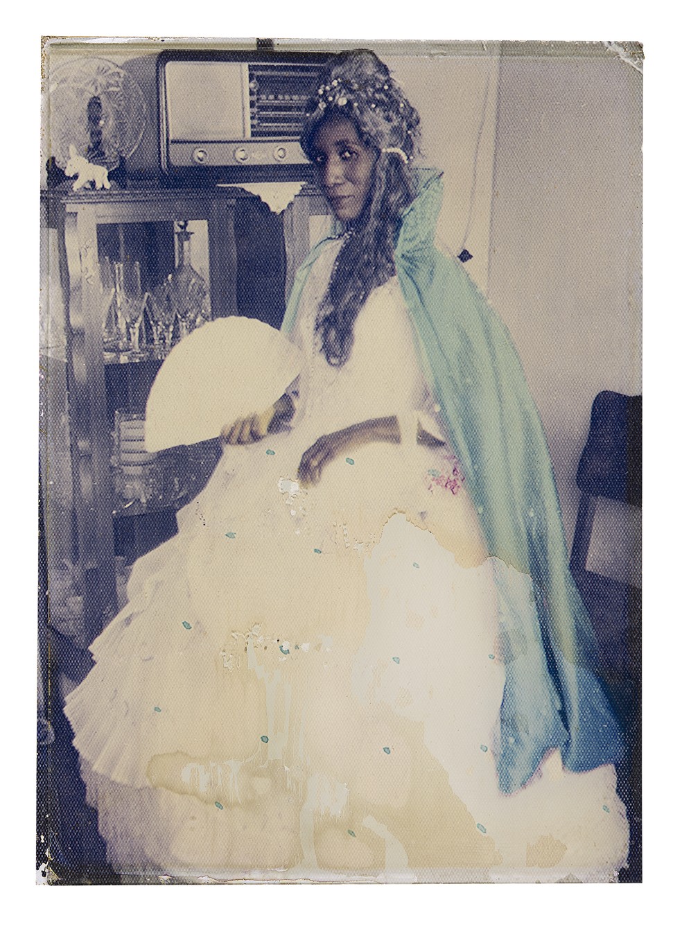 Tia Dodô em casa, com indumentária do desfile de carnaval, 1961 — Foto: Coleção Departamento Cultural do Grêmio Recreativo Escola de Samba Portela